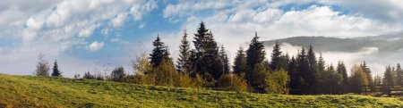 Foto de Hermosa mañana nublada de otoño cerca de las afueras de la aldea de los Cárpatos (montaña de los Cárpatos, Ucrania). - Imagen libre de derechos