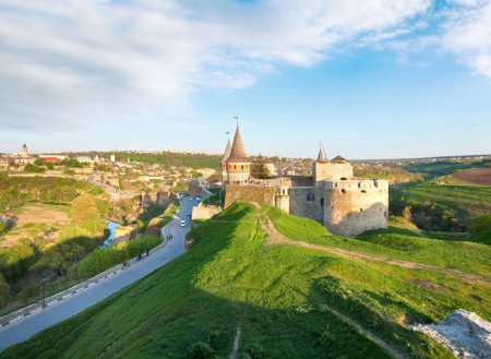 Foto de El castillo de Kamianets-Podilskyi (óblast de Khmelnytskyi, Ucrania) es un antiguo castillo polaco que es una de las Siete Maravillas de Ucrania. Construido a principios del siglo XIV. Todos los pueblos y coches es irreconocible. - Imagen libre de derechos