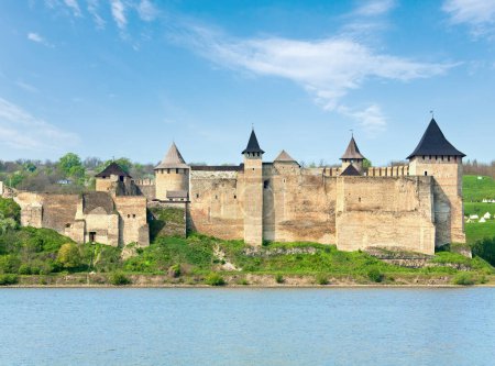 Téléchargez les photos : Vue printanière de la forteresse de Khotyn sur le bord de la rivière Dniester (oblast de Tchernivtsi, Ukraine). La construction a commencé en 1325, tandis que des améliorations majeures ont été apportées dans les années 1380 et 1460. - en image libre de droit