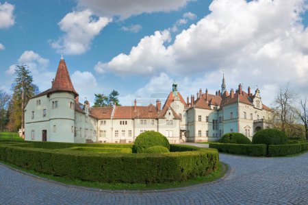 Téléchargez les photos : Château de chasse du comte Schonborn dans le village de Carpaty (autrefois Beregvar) (région de Zakarpattja, Ukraine). Construit en 1890
. - en image libre de droit
