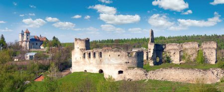 Téléchargez les photos : Vue printanière sur les ruines du château de Sydoriv (construit en 1640) et l'église Katolitsky (construite en 1730-1741). village de Sydoriv, situé à 7 km au sud de Husiatyn, région de Ternopil, Ukraine. - en image libre de droit