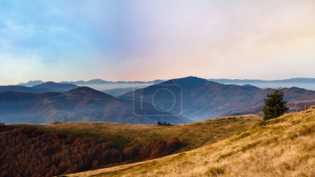 Téléchargez les photos : Automne matin Carpates paysage brumeux de montagne. Panorama
. - en image libre de droit