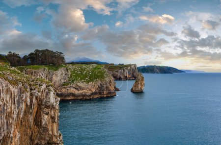 Foto de Golfo de Vizcaya verano vista de la costa rocosa con formación de rocas cerca de la costa, España, Asturias. - Imagen libre de derechos