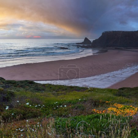 Foto de Escenografía rosada al atardecer y playa de Odeceixe de verano (Aljezur, Algarve, Portugal). - Imagen libre de derechos