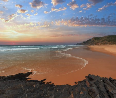 Téléchargez les photos : Tempête sur la plage de Castelejo avec des falaises schistes noires (Algarve, Portugal). Peuples méconnaissables. - en image libre de droit