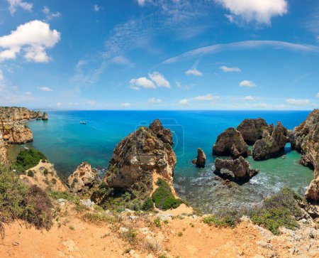 Foto de Ponta da Piedade (grupo de formaciones rocosas a lo largo de la costa de la ciudad de Lagos, Algarve, Portugal). La gente es irreconocible.
. - Imagen libre de derechos