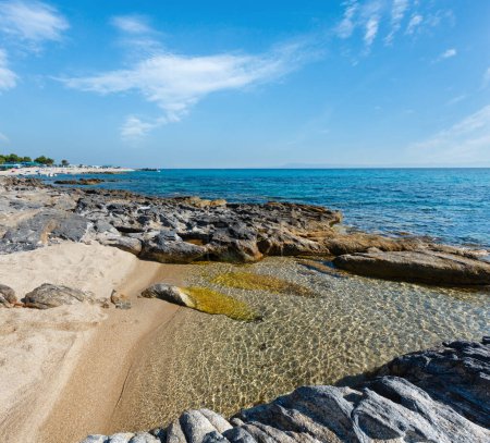 Foto de Playa de arena de verano por la mañana con camping y costa rocosa cerca de Playa Platanitsi (Península de Sithonia, Calcidice, Grecia
). - Imagen libre de derechos