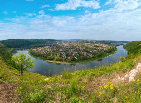 oben malerischen Blick auf den Frühling Dnister River Biegung Canyon und berühmten ukrainischen zalischyky Stadt. ternopil region, ukraine, europa.