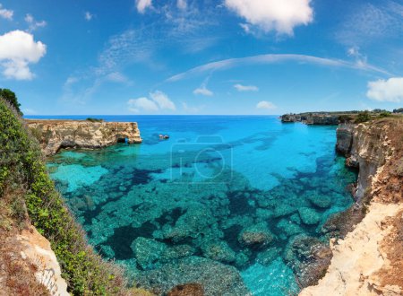 Foto de Pintoresco paisaje marino con acantilados, arco rocoso y pilas (faraglioni), en Torre Sant Andrea, costa del mar de Salento, Puglia, Italia
. - Imagen libre de derechos