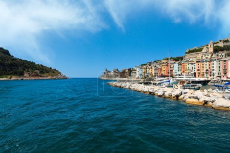 Téléchargez les photos : Belle ville médiévale de pêcheurs de la baie de Portovenere (près de Cinque Terre, Ligurie, Italie). Bateaux et yachts d'esprit du port. Des gens méconnaissables
. - en image libre de droit