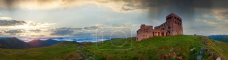 Téléchargez les photos : Été Pip Ivan sommet de montagne avec forteresse ruines observatoires (Chornogora Ridge, Carpates, Ukraine) - en image libre de droit