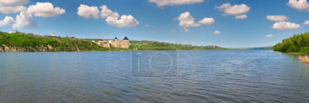 Foto de Vista de primavera de la fortaleza de Khotyn a orillas del río Dniester (Óblast de Chernivtsi, Ucrania). La construcción se inició en 1325, mientras que las mejoras importantes se hicieron en la década de 1380 y en la década de 1460. - Imagen libre de derechos