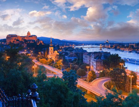 Téléchargez les photos : Budapest City vue panoramique de nuit. Longue exposition
. - en image libre de droit