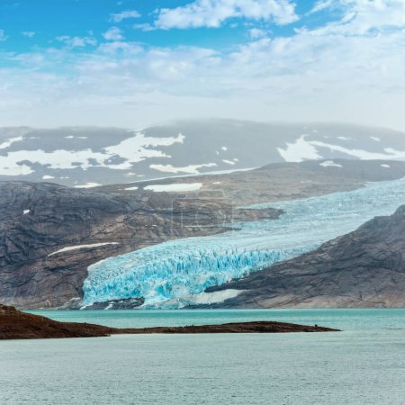 Téléchargez les photos : Lac Svartisvatnet et vue nuageuse sur le glacier Svartisen (Meloy, Norvège
) - en image libre de droit
