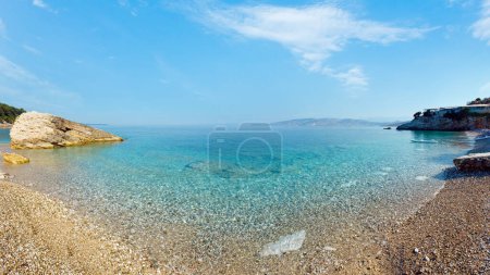 Téléchargez les photos : Matin d'été galets Pulebardha vue sur la plage (Saranda, Albanie). - en image libre de droit