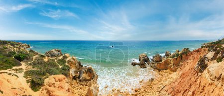 Foto de Verano Vista de la costa rocosa atlántica (Albufeira, Algarve, Portugal). Panorama
. - Imagen libre de derechos