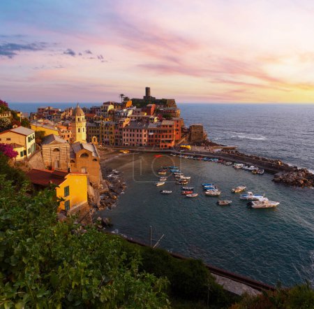 Foto de Hermosa puesta de sol en verano Vernazza - uno de los cinco famosos pueblos del Parque Nacional Cinque Terre en Liguria, Italia, suspendido entre el mar de Liguria y la tierra en acantilados escarpados
. - Imagen libre de derechos