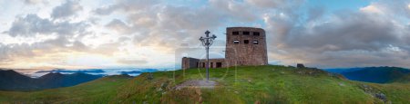 Foto de Verano amanecer observatorio ruinas vista panorámica en Pip Ivan cima de la montaña con la cruz del cristianismo cerca (Chornogora Ridge, Cárpatos, Ucrania
). - Imagen libre de derechos