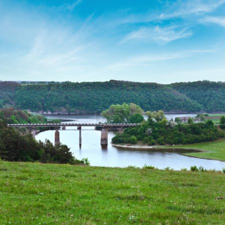 Téléchargez les photos : Paysage printanier avec rivière (Carpates, Ukraine
). - en image libre de droit