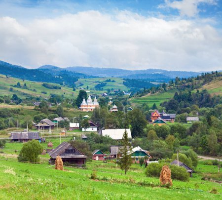 Téléchargez les photos : Belle montagne d'été et petit village (Carpates. Ukraine
) - en image libre de droit