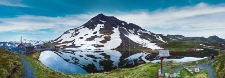 Téléchargez les photos : Alpes montagne tranquille vue d'été (reflets sur le lac près de Grossglockner High Alpine Road
). - en image libre de droit