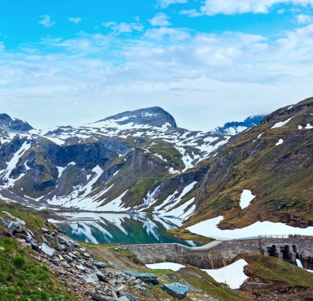 Téléchargez les photos : Alpes montagne tranquille vue d'été (reflets sur le lac près de Grossglockner High Alpine Road
) - en image libre de droit
