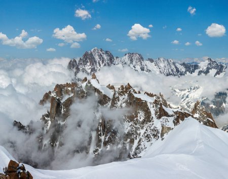 Téléchargez les photos : Mont Blanc massif rocheux vue d'été depuis l'Aiguille du Midi Mont, Chamonix, Alpes françaises - en image libre de droit