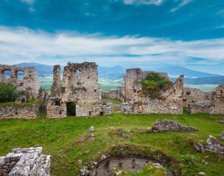 Foto de Las ruinas del castillo de Spis o Spissky hrad en el este de Eslovaquia. Vista de verano. Construido en el siglo XII
. - Imagen libre de derechos