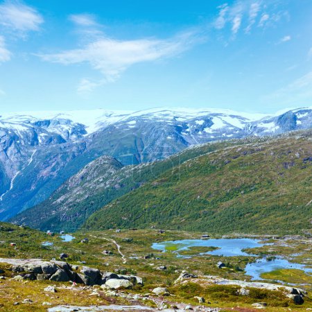 Foto de Paisaje montañoso de verano con lagos y casas en pendiente (Noruega
). - Imagen libre de derechos