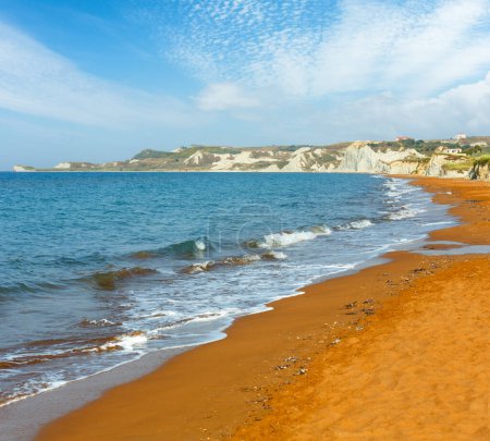 Foto de Playa Xi con arena naranja y acantilados blancos. Vista de la mañana (Grecia, Cefalonia). Mar Jónico
. - Imagen libre de derechos