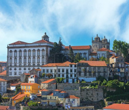 Téléchargez les photos : Vue du printemps à Porto avec palais épiscopal (Portugal)
). - en image libre de droit
