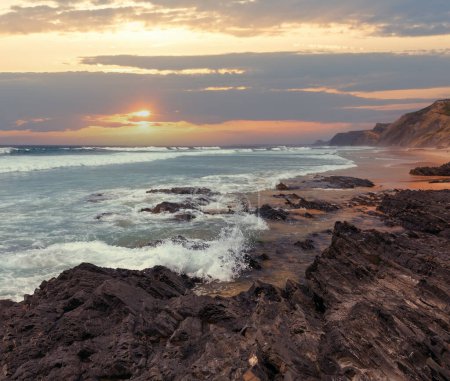 Téléchargez les photos : Tempête sur la plage de Castelejo avec des falaises schistes noires (Algarve, Portugal
). - en image libre de droit