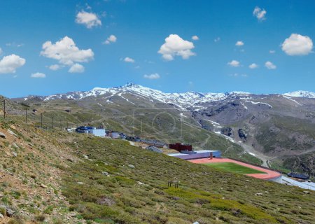 Foto de Paisaje de montaña de verano con nieve en el pico y estadio (Parque Nacional Sierra Nevada, cerca de Granada, España
). - Imagen libre de derechos