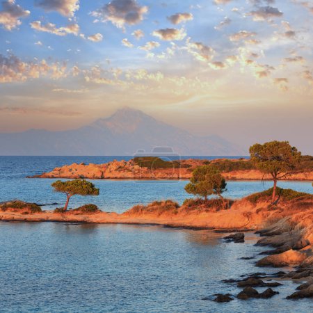 Téléchargez les photos : Paysage de la côte de la mer Égée, vue sur le coucher du soleil depuis la plage de Karidi (Chalcidique, Grèce
). - en image libre de droit