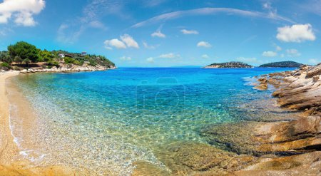 Téléchargez les photos : Beau paysage estival de la côte rocheuse de la mer Égée, Sithonie (près de la plage de Lagonisi), Halkidiki, Grèce
. - en image libre de droit