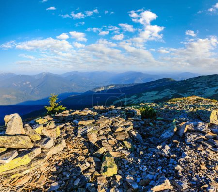 Foto de Mañana de verano Cárpatos vista de la cima de la montaña desde la cumbre pedregosa del Monte Ihrovets (Gorgany, Ucrania
). - Imagen libre de derechos