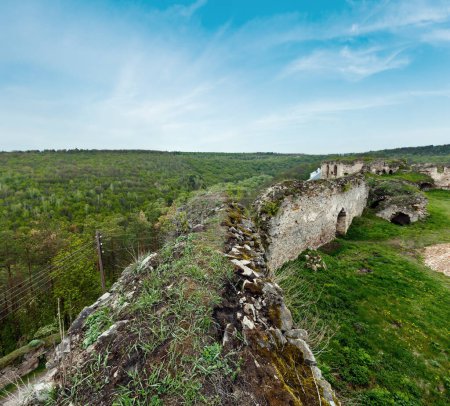 Téléchargez les photos : Ruines printanières du château de Jazlovets, district de Buchach, région de Ternopil, Ukraine. Il a été construit du 14ème au 17ème siècle
. - en image libre de droit