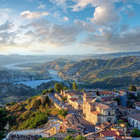 Salida del sol antiguo medieval Stilo famos Calabria pueblo vista, sur de Italia.