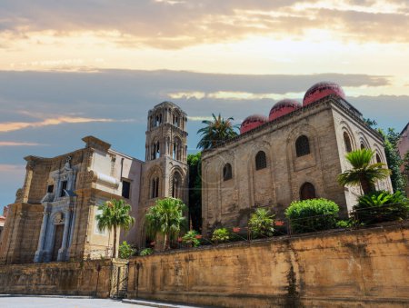 Foto de La iglesia de Santa Maria dell 'Ammiraglio (Martorana) y Iglesia de San Cataldo vista, Palermo casco antiguo, Sicilia, Italia
. - Imagen libre de derechos