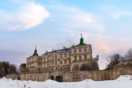 Téléchargez les photos : Spring panorama view of old Pidhirtsi Castle (Ukraine, Lvivska Region, built in 1635-1640 by order of Polish Hetman Stanislaw Koniecpolski). - en image libre de droit