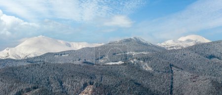 Téléchargez les photos : Vue panoramique pittoresque sur la montagne d'hiver depuis la pente de Skupova, en Ukraine, vue sur la crête de Chornohora et le sommet de la montagne Pip Ivan avec bâtiment observatoire, Carpates
. - en image libre de droit