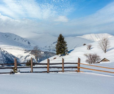 Foto de Paisaje de invierno por la mañana pintoresca cima de la colina de montaña con granja cubierta de nieve (Ucrania, Montañas Cárpatos, tranquilidad tranquila aldea Dzembronya periferia rural
) - Imagen libre de derechos