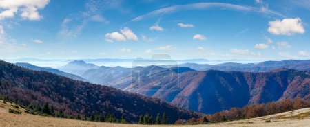 Téléchargez les photos : Panorama de montagne des Carpates d'automne avec brouillard sur les sommets
. - en image libre de droit
