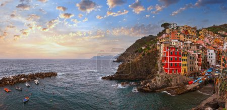 Foto de Beautiful summer Manarola - one of five famous villages of Cinque Terre National Park in Liguria, Italy. People are unrecognizable. - Imagen libre de derechos
