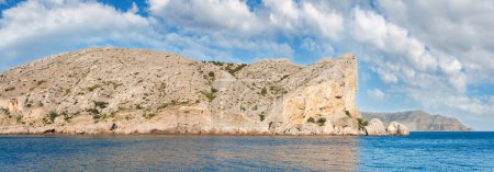 Foto de Summer rocky coastline and military base on rock top  (Alchak Cape; Sudak Town environs, Crimea, Ukraine). - Imagen libre de derechos