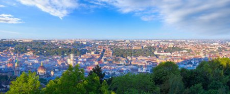 Téléchargez les photos : Morning central part of Lviv City (Ukraine) panorama from "High Castle" Hill (in flank sun rays). - en image libre de droit