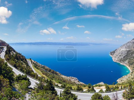 Téléchargez les photos : Riviera de Makarska vue d'été sur la côte avec l'autoroute Adriatique (Jadranska magistrala), Croatie
. - en image libre de droit