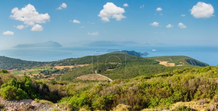 Téléchargez les photos : Cap sud de l'île de Lefkas et panorama du phare (Lefkada, Grèce, mer Ionienne). Vue de dessus
. - en image libre de droit