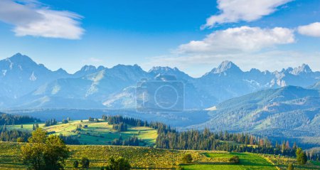 Téléchargez les photos : Village de montagne d'été en périphérie et chaîne de Tatra derrière (Gliczarow Gorny, Pologne
) - en image libre de droit