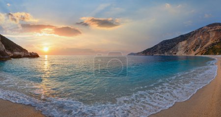 Foto de Vista del atardecer desde la playa de Myrtos (Grecia, Cefalonia, Mar Jónico
). - Imagen libre de derechos